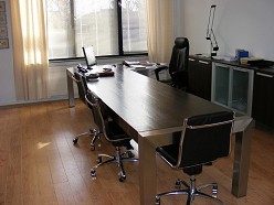 Maatwerk design: bureaus, tafels, kasten en werkplek inrichting