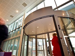 Energie besparen met automatische deuren