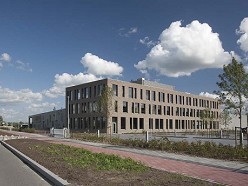 Bedrijfshal en kantoor Merford
