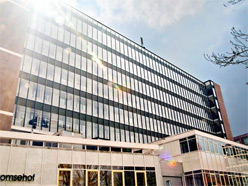 Galerijflat Overtoomsehof nieuw elan dankzij glazen lamellen
