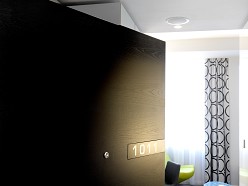 De verscheidenheid van deurfuncties in een hotel