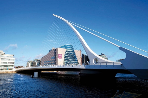 Bedreven Gezamenlijke selectie Goederen Rotterdamse' Calatrava-brug Dublin geopend - architectenweb.nl