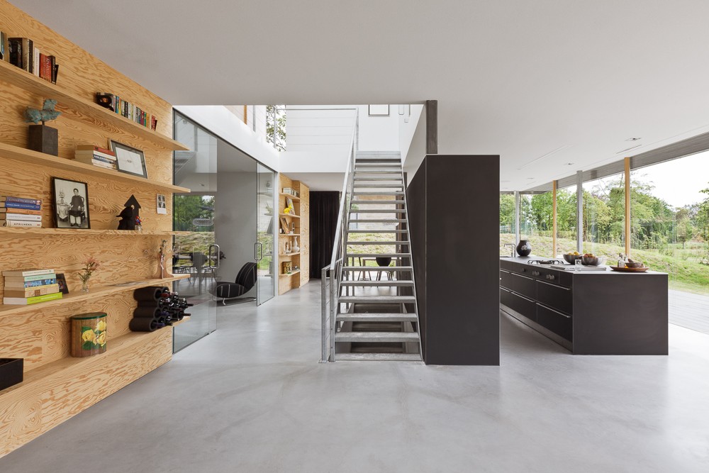 Minimalistische villa in natuurlijke omgeving - architectenweb.nl