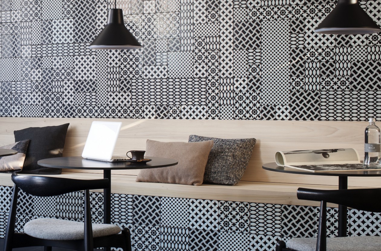 Decor d'antan, gedecoreerde wand en vloertegels architectenweb.nl
