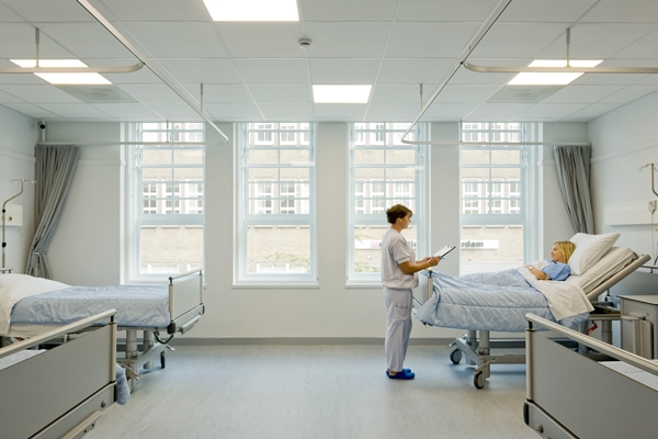 oude school biedt ruimte aan moderne kliniek - architectenweb.nl