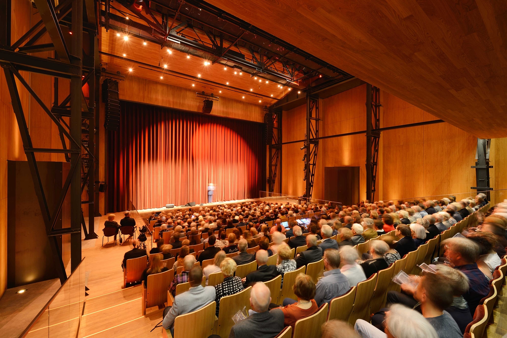Glazen wanden bieden theater den helder zeldzame kwaliteit ...