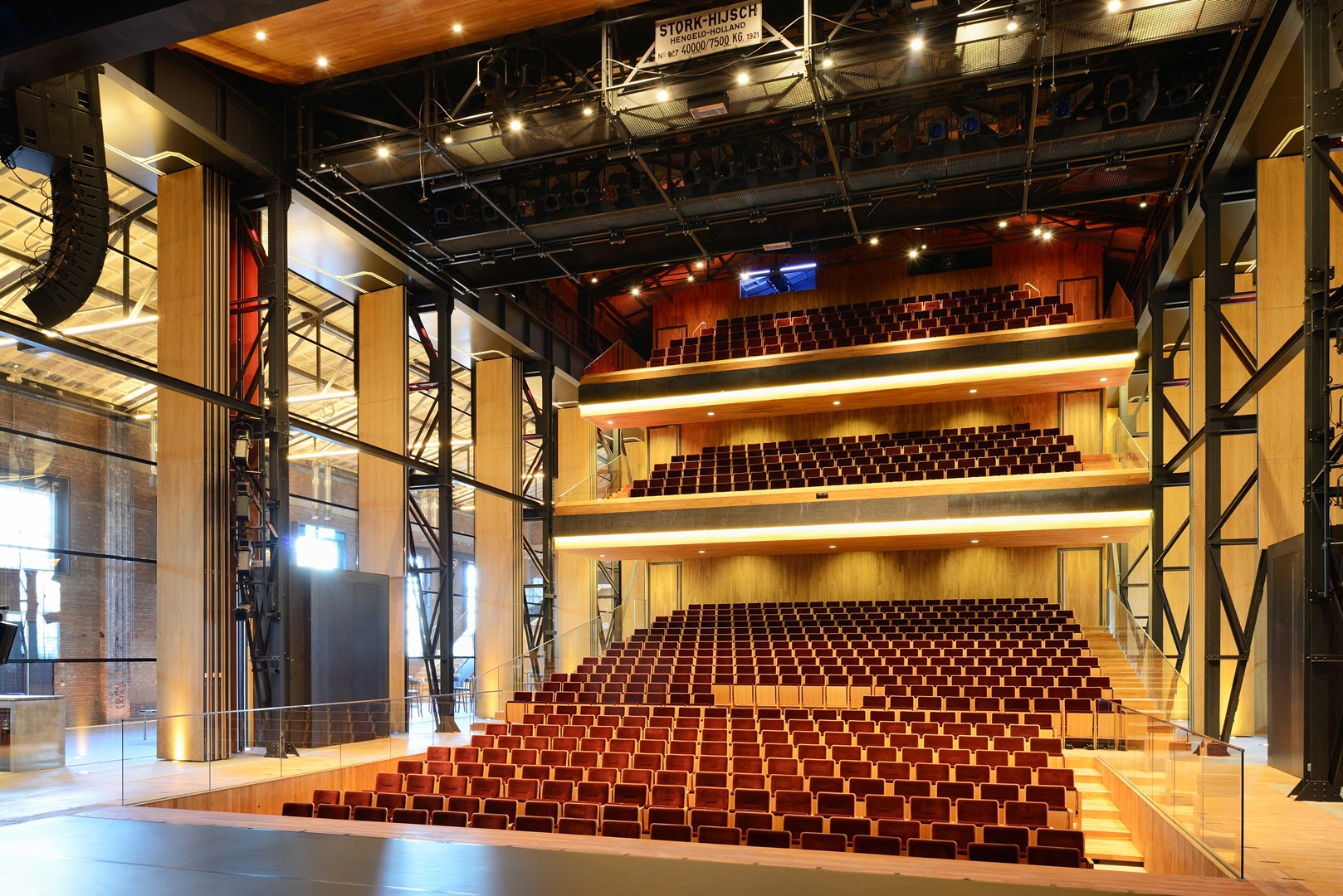Glazen wanden bieden theater den helder zeldzame kwaliteit ...