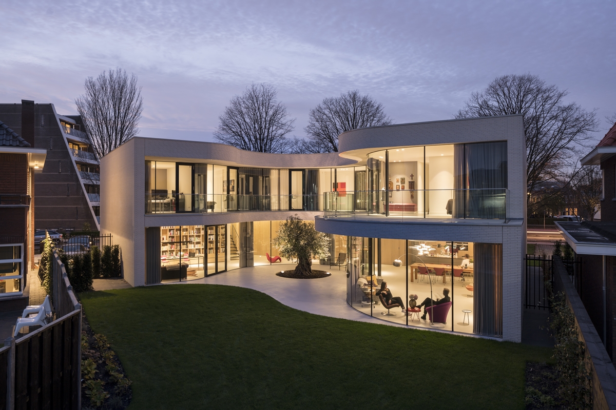 Villa met een twist tussen nostalgische nieuwbouw - architectenweb.nl