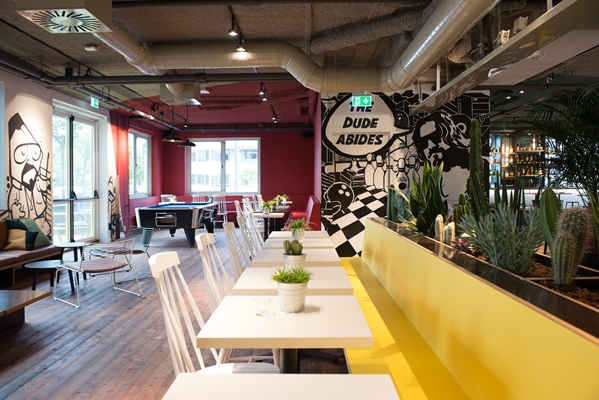 Een eigenwijs en \'urban\' hotelinterieur in Diemen - architectenweb.nl Een eigenwijs en \'urban\' hotelinterieur in Diemen - architectenweb.nl