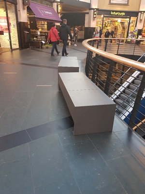 banc de repos en béton miramondo Passepartout à l'intérieur d'un centre commercial