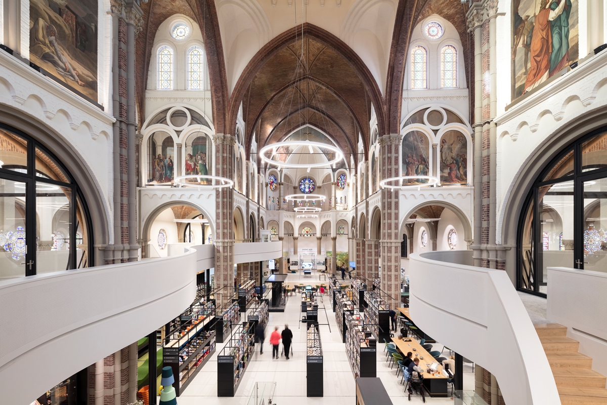 Church transformed into a library in Zwolle, Netherlands [building