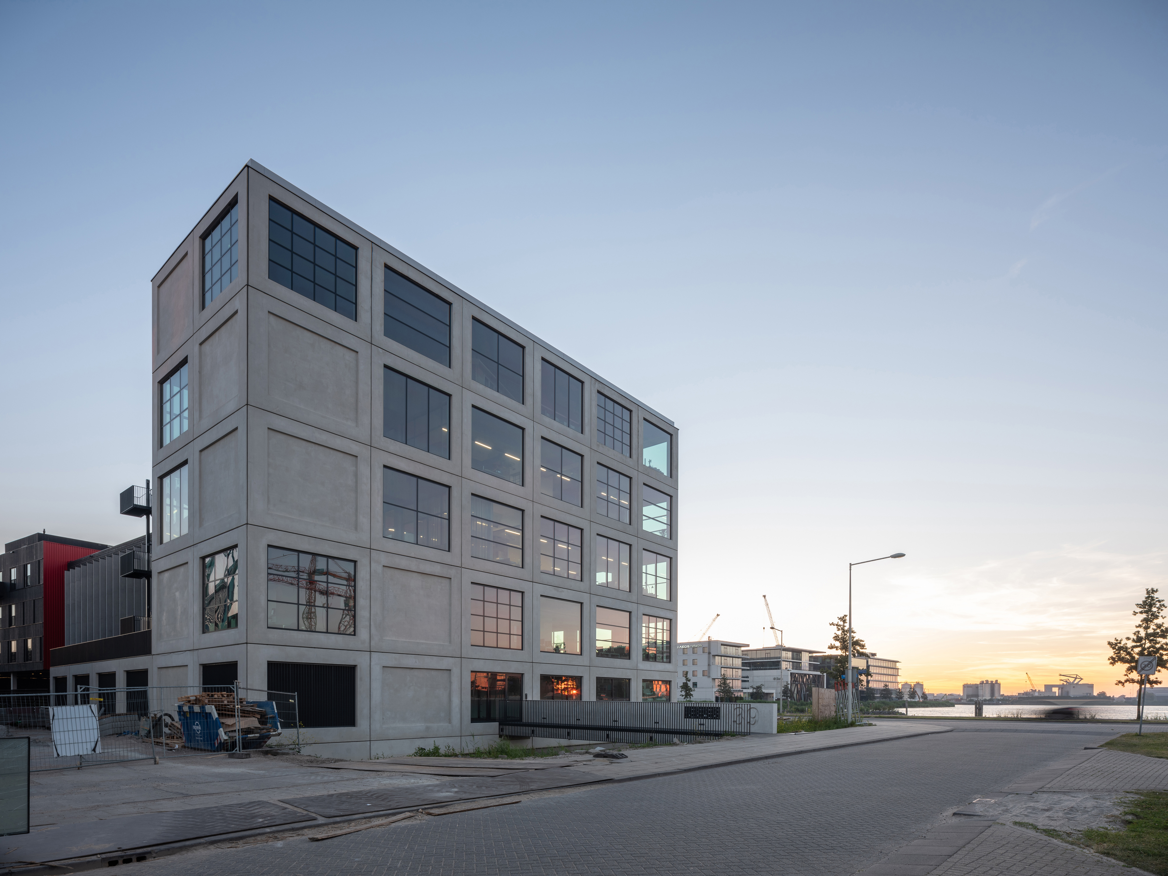 'Rauw' kantoorpand door MVRDV in Amsterdamse Minervahaven ...