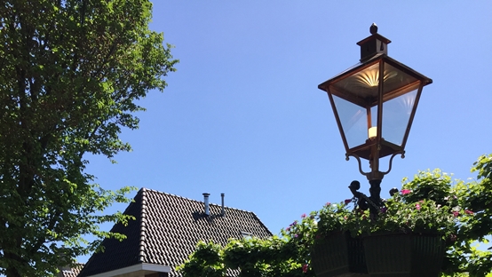 DE NOOD BV | Ondernemers bedienen kleurenspots in verlichting - Architectenweb