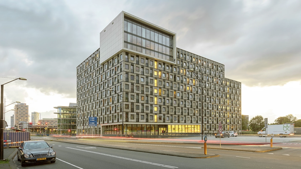 Tweede gebouw Change= naar ontwerp OZ in Amsterdam