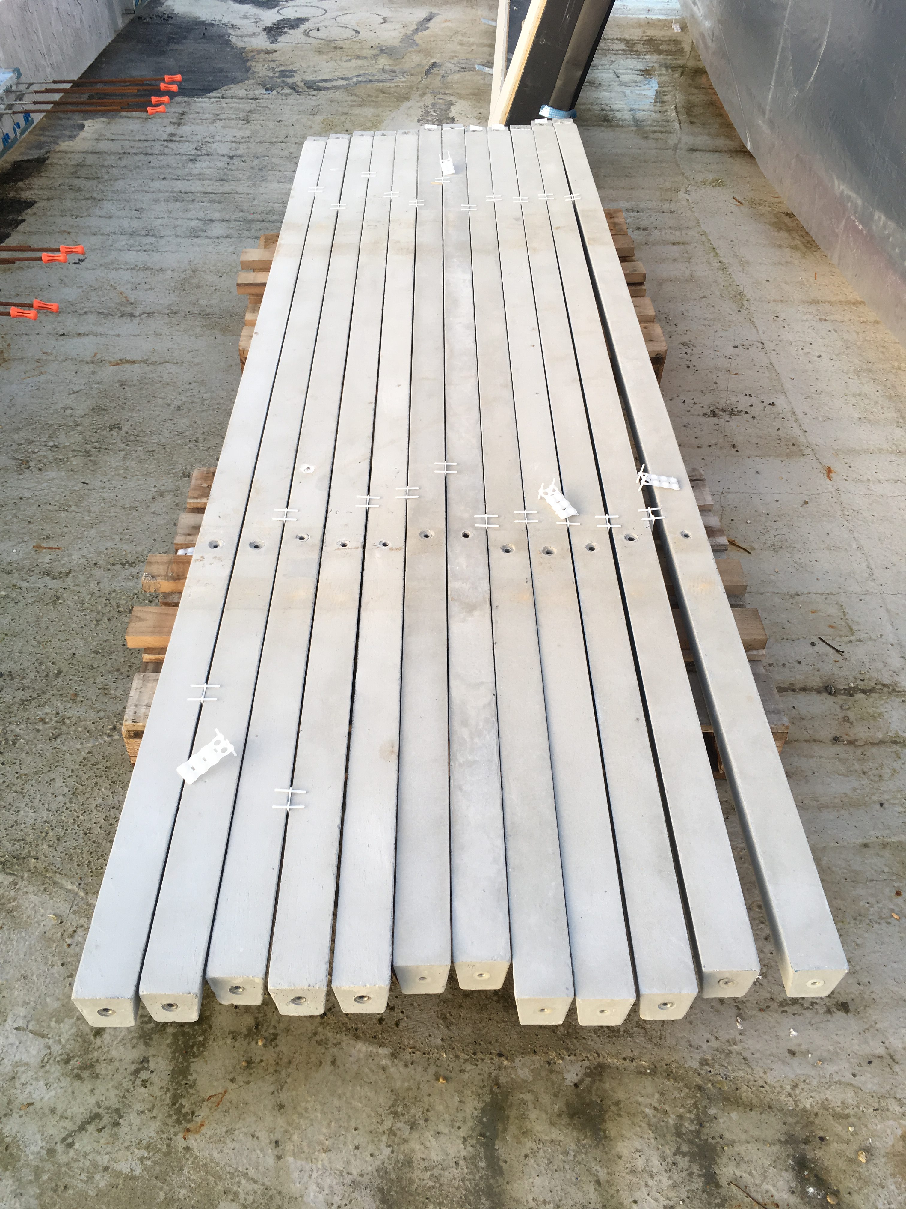 Detail: filigrain raster rond woongebouw The Line in hogesterktebeton ...