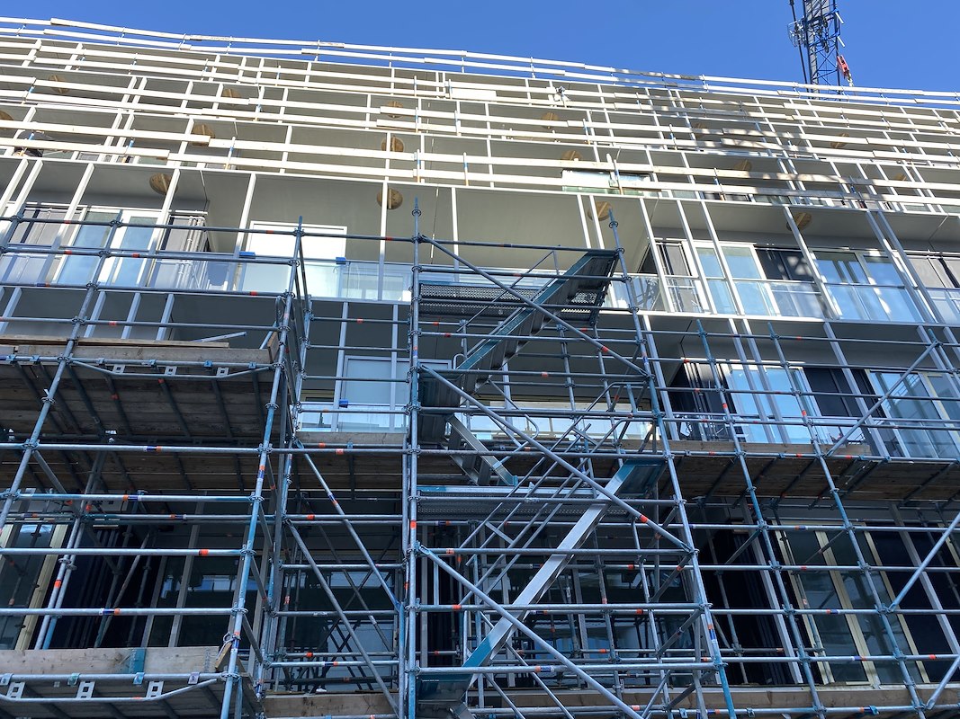 Detail: filigrain raster rond woongebouw The Line in hogesterktebeton ...