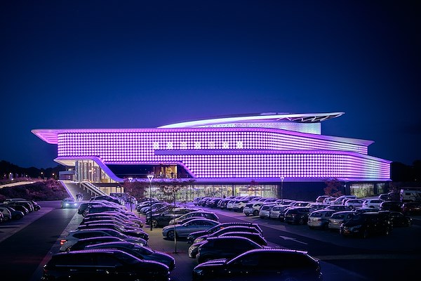 Holland Casino Venlo ligt als organisch gevormde blikvanger langs de