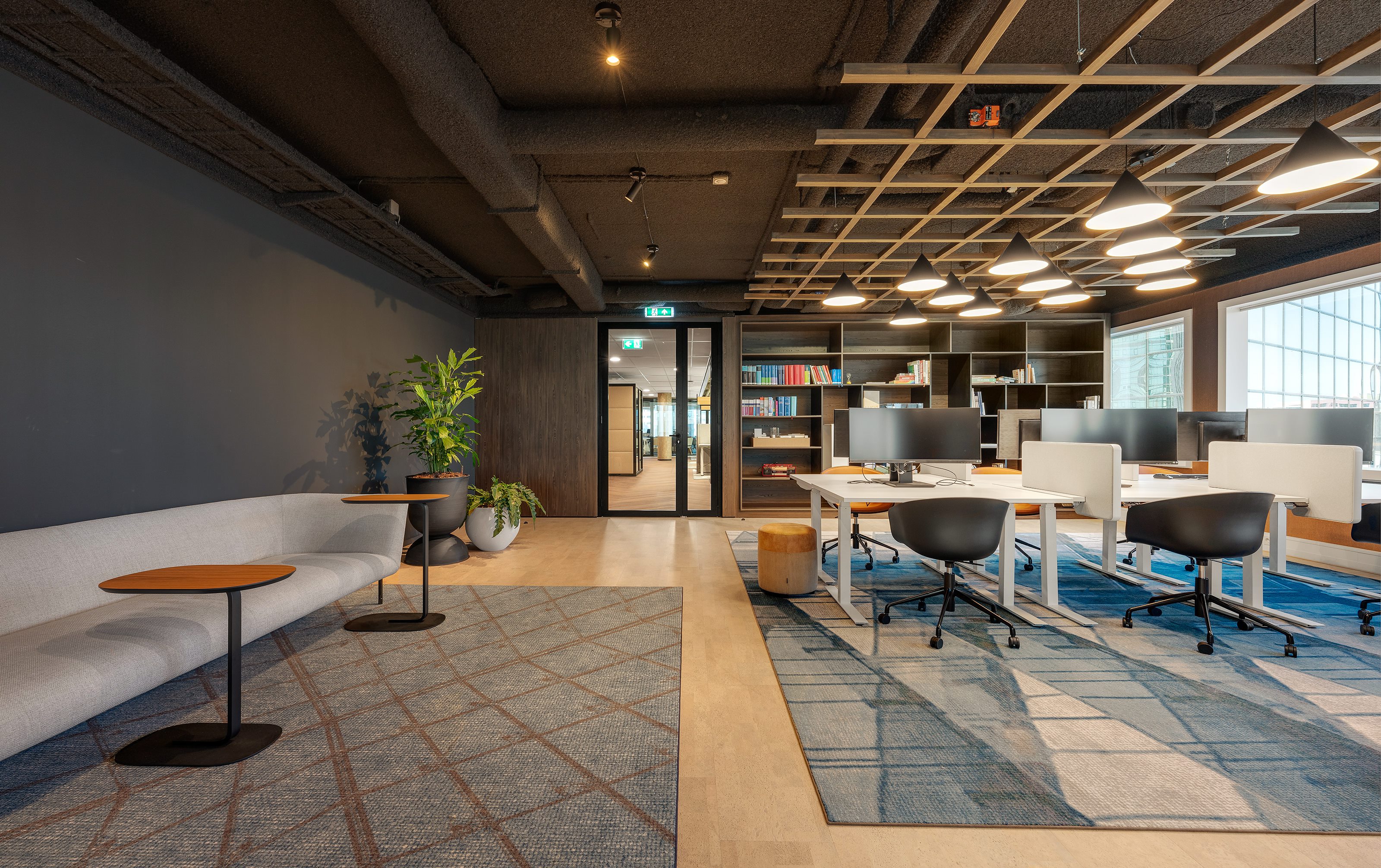 Interieur van hoofdkantoor NSI als voorbeeld van moderne werkomgeving ...