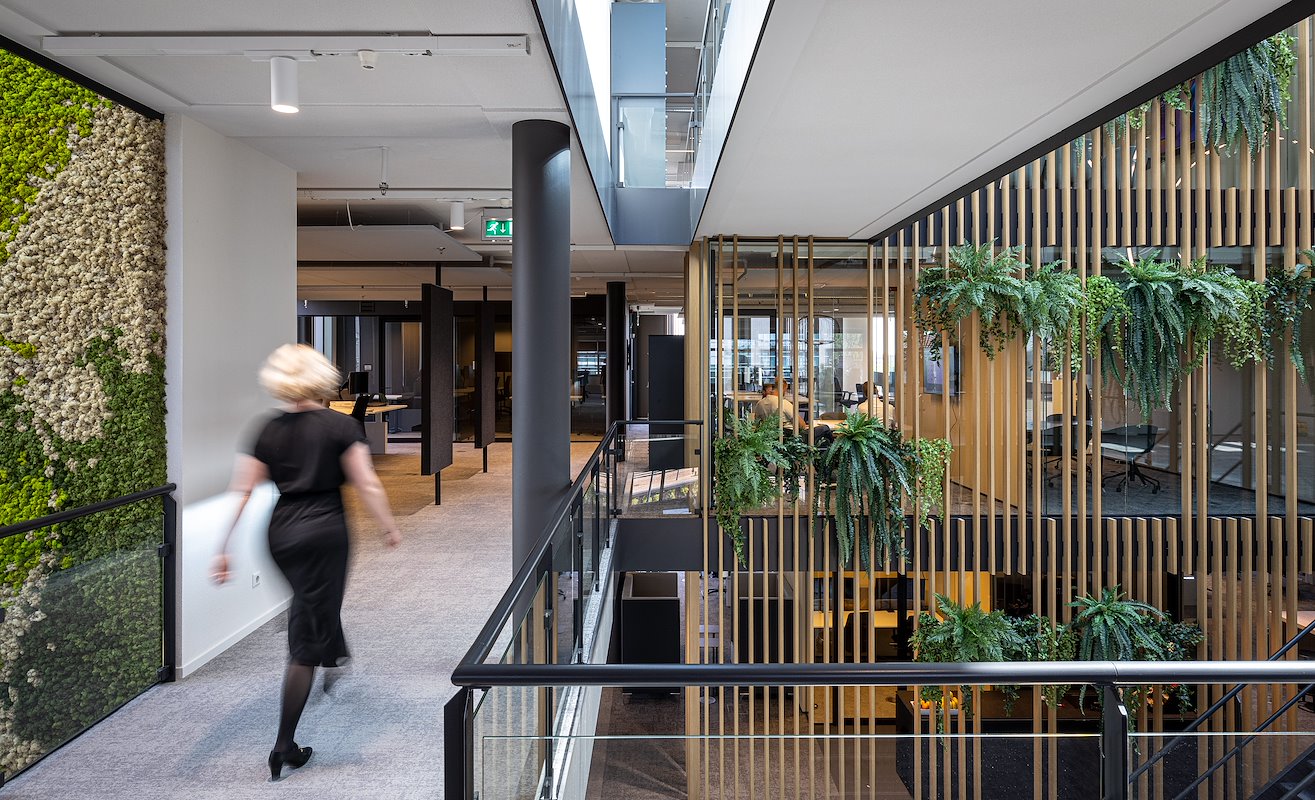 Verbindend interieur binnen de gegeven context van een duurzaam kantoor ...