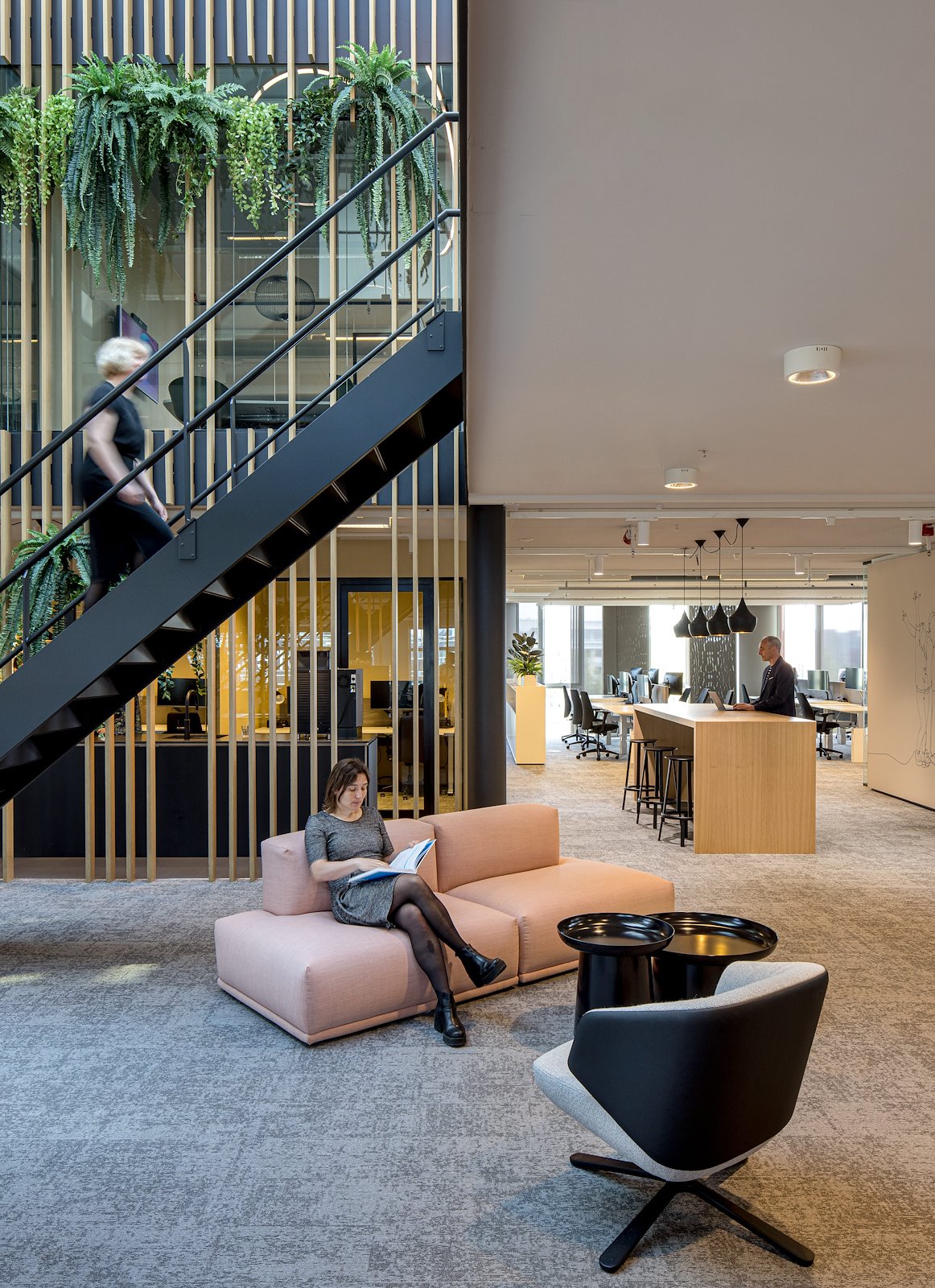 Verbindend interieur binnen de gegeven context van een duurzaam kantoor ...