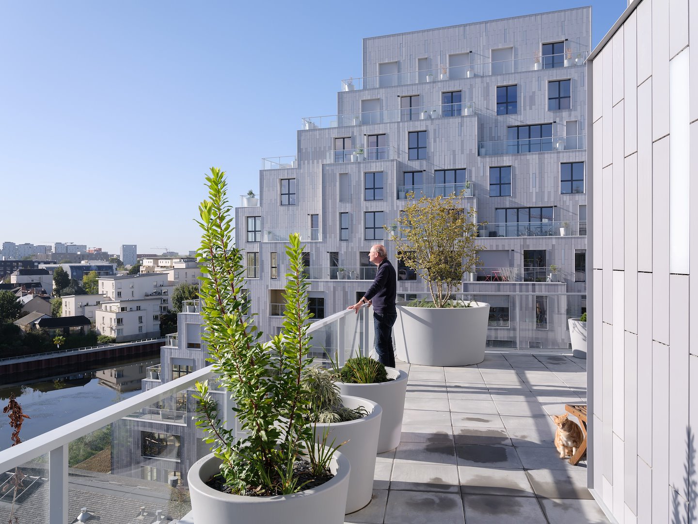 Heuvelachtig wooncomplex van MVRDV in Rennes opgeleverd - architectenweb.nl