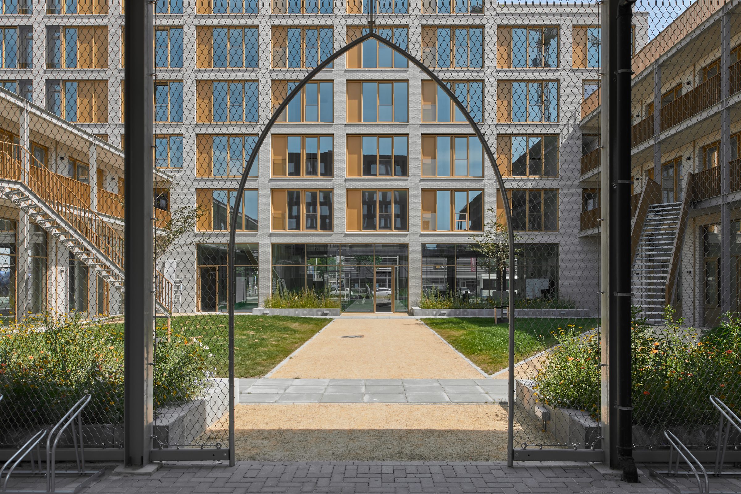 Woongebouw Goudvink markeert hoek entree Buiksloterham - architectenweb.nl
