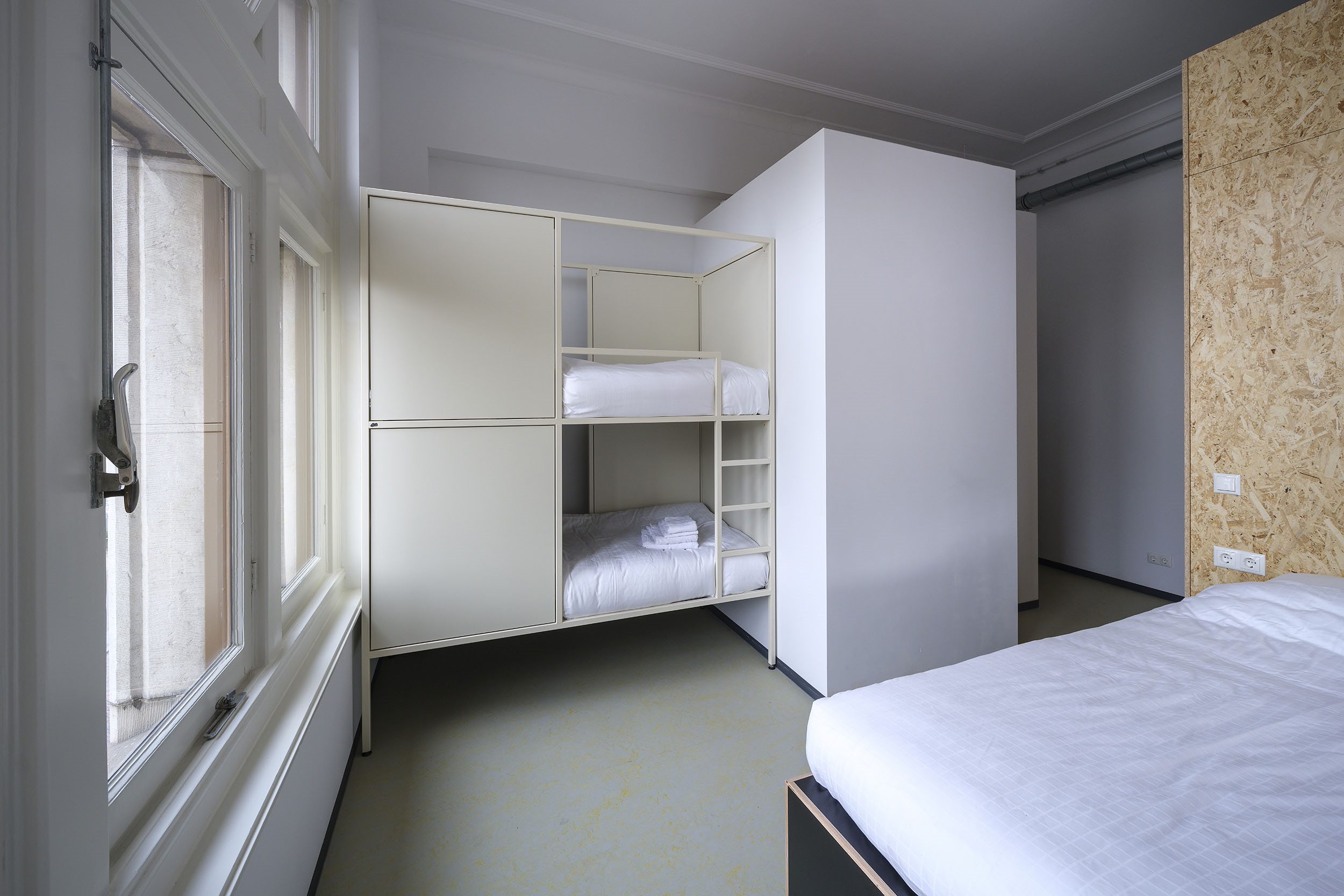 Oud bankgebouw in centrum Zwolle getransformeerd tot hostel architectenweb.nl