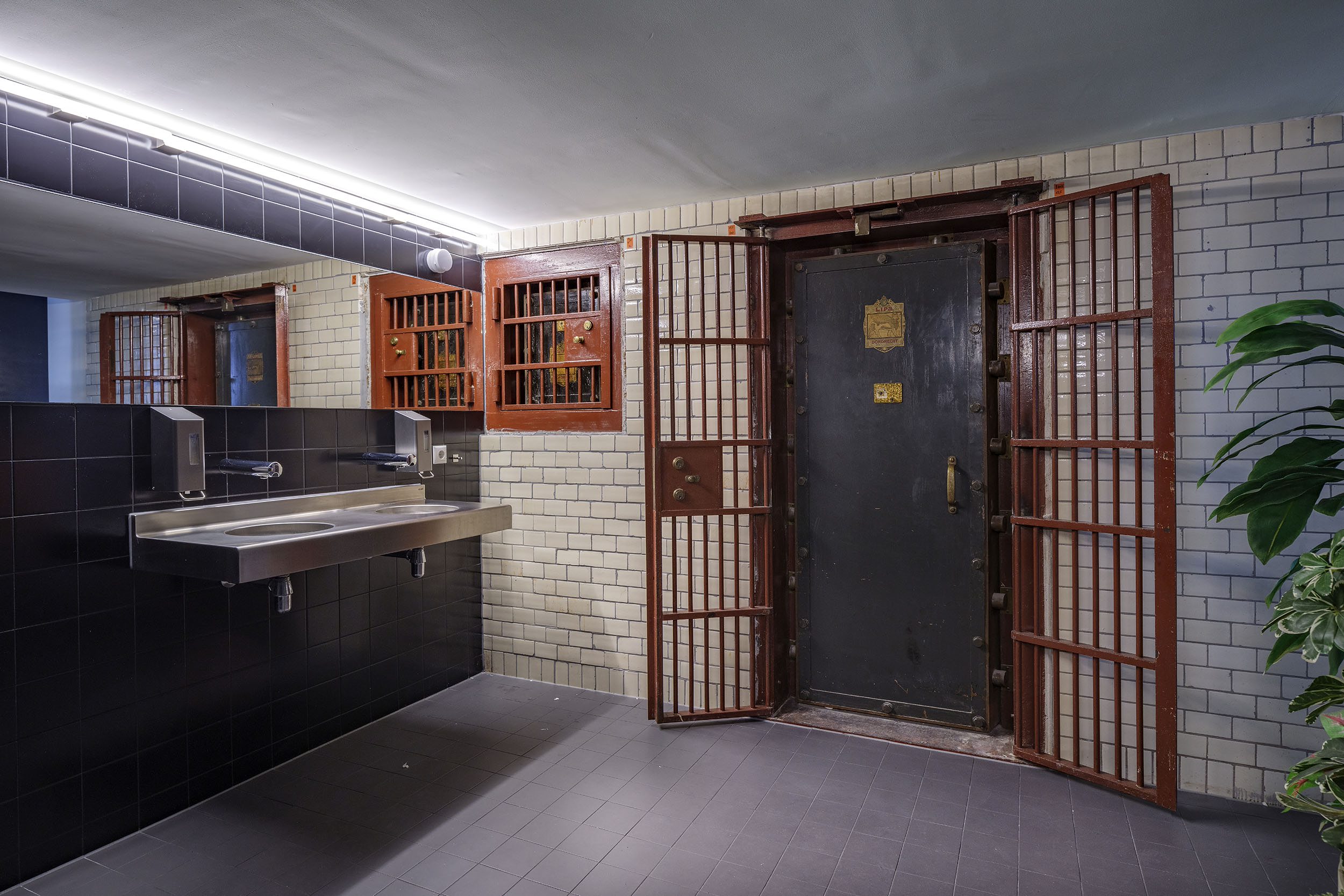 Oud bankgebouw in centrum Zwolle getransformeerd tot hostel architectenweb.nl