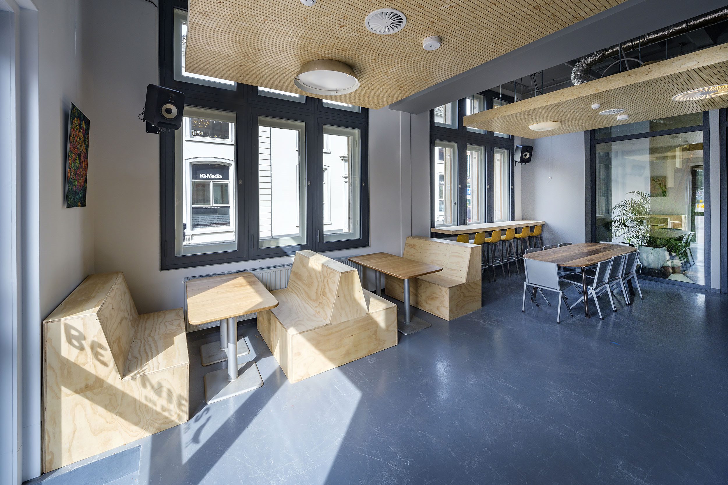 Oud bankgebouw in centrum Zwolle getransformeerd tot hostel architectenweb.nl