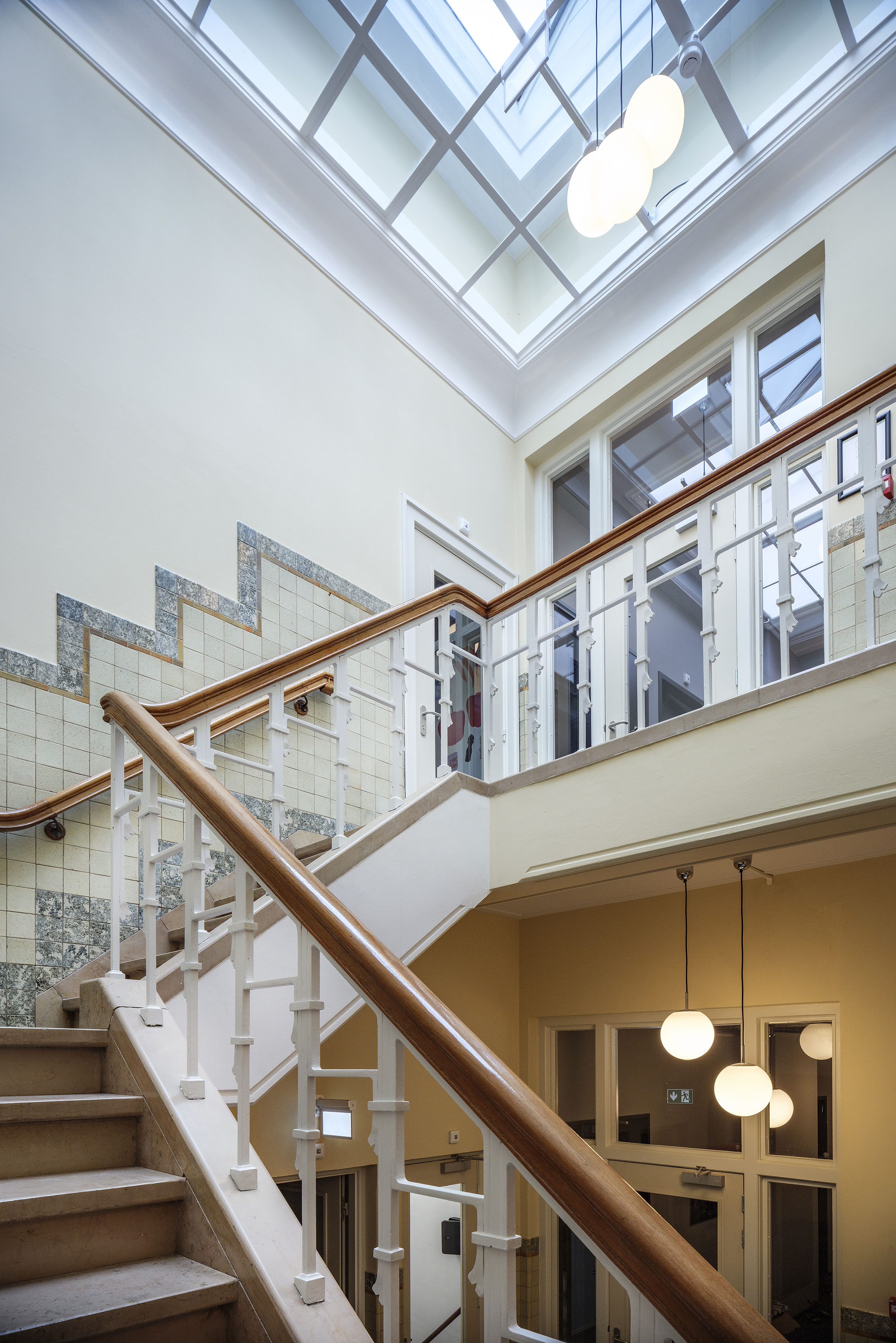 Oud bankgebouw in centrum Zwolle getransformeerd tot hostel architectenweb.nl