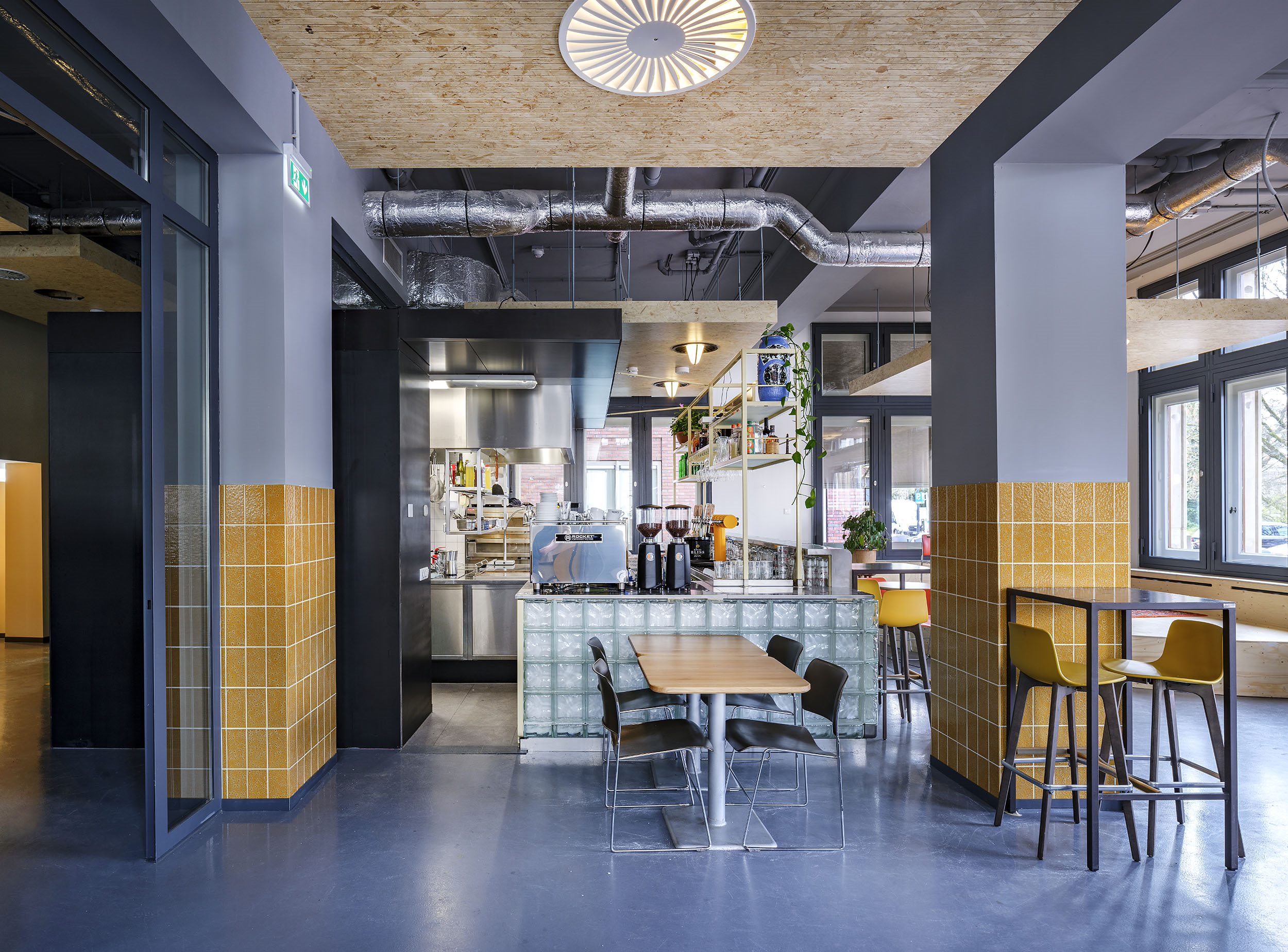 Oud bankgebouw in centrum Zwolle getransformeerd tot hostel architectenweb.nl