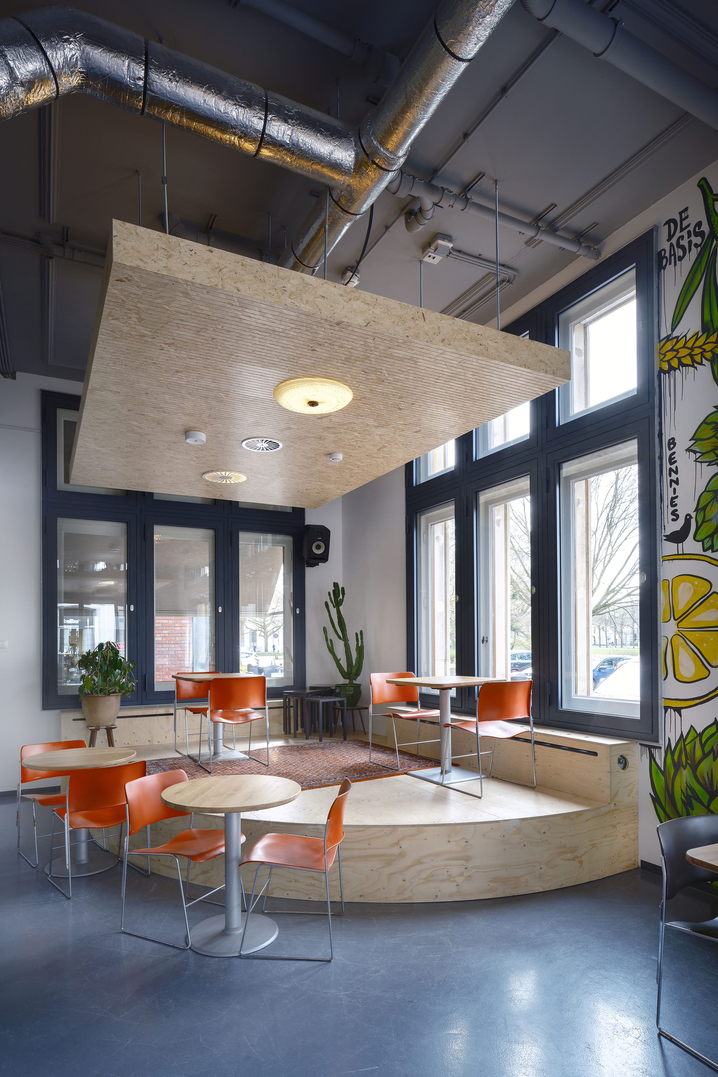 Oud bankgebouw in centrum Zwolle getransformeerd tot hostel architectenweb.nl