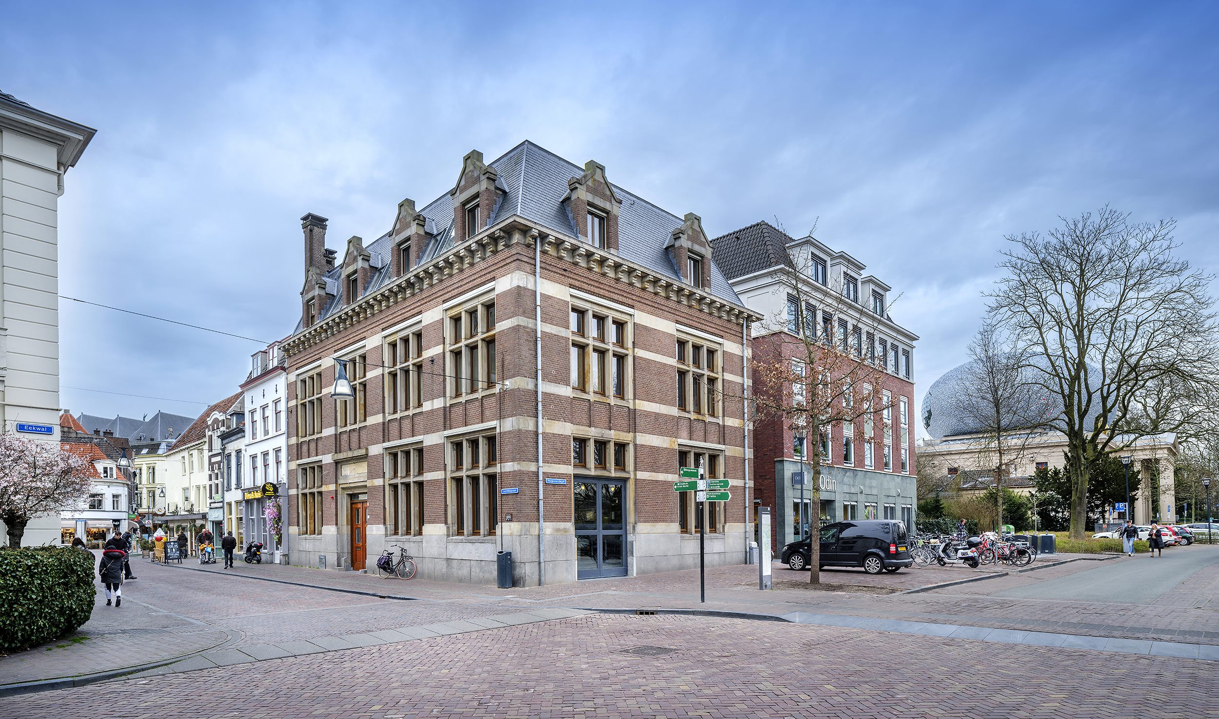 Oud bankgebouw in centrum Zwolle getransformeerd tot hostel architectenweb.nl