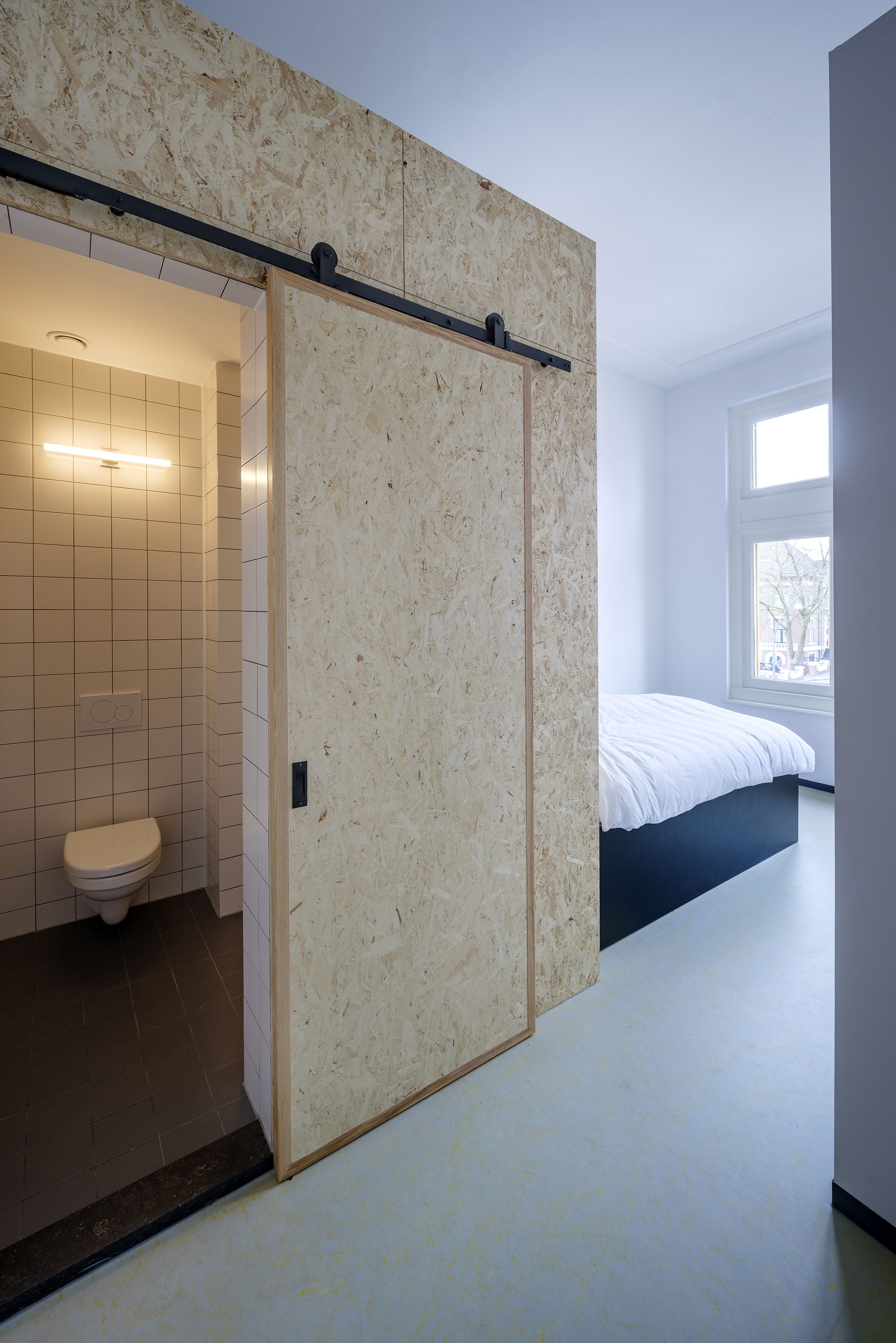 Oud bankgebouw in centrum Zwolle getransformeerd tot hostel architectenweb.nl