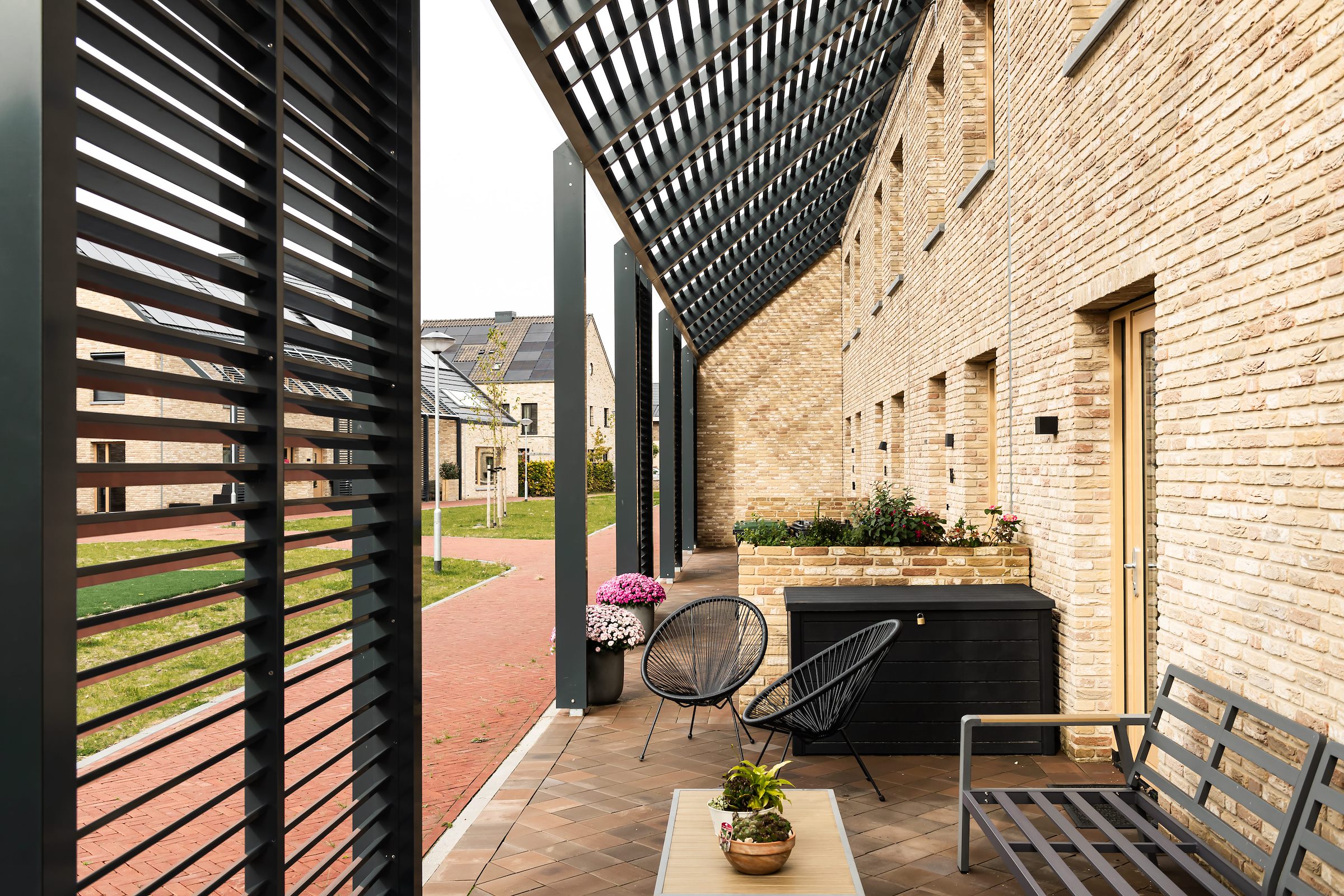 Woningen met royale veranda’s aan een groen binnenhof - architectenweb.nl