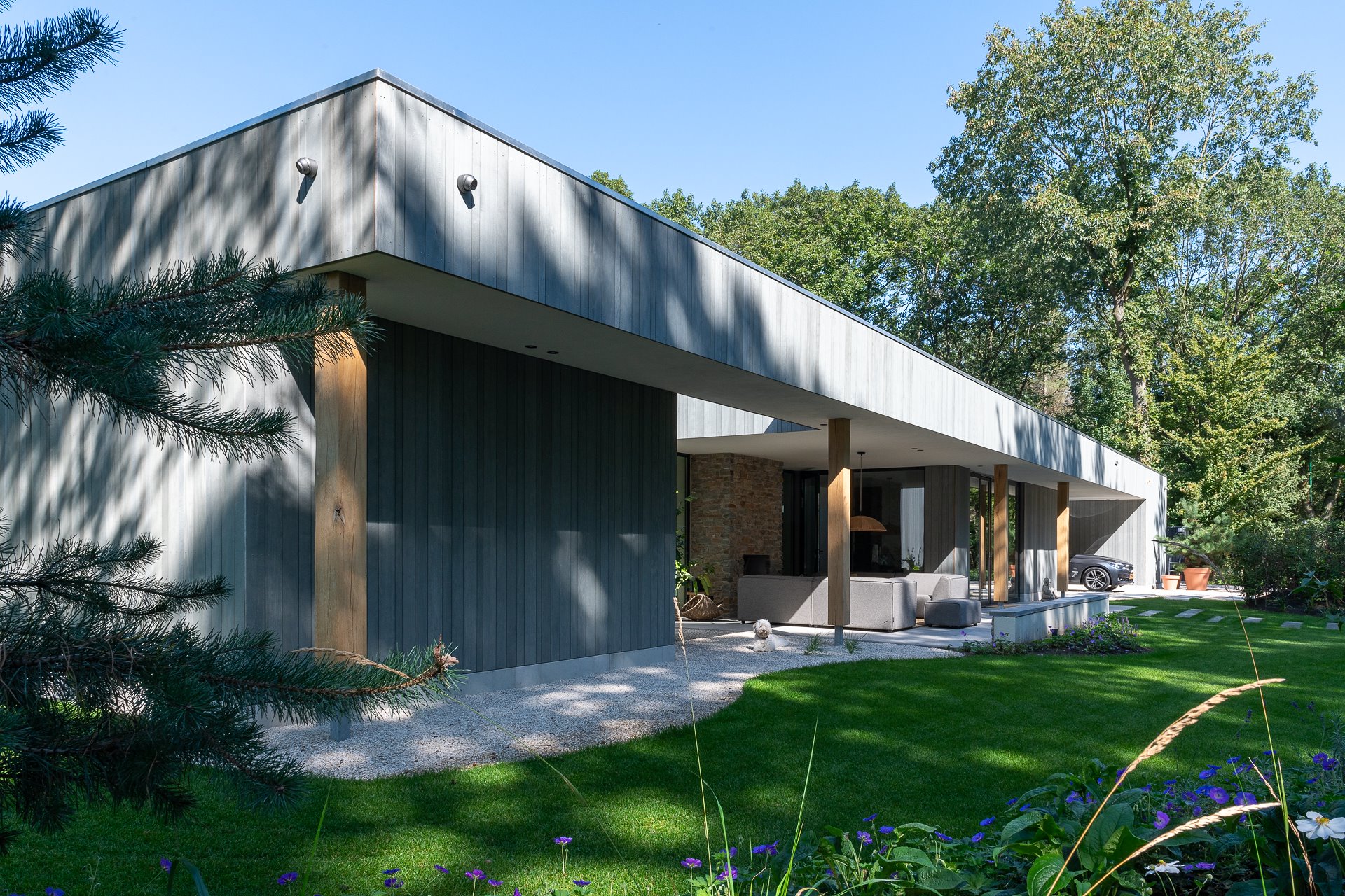 Gerenoveerde bungalow onder een alomvattend dak - architectenweb.nl