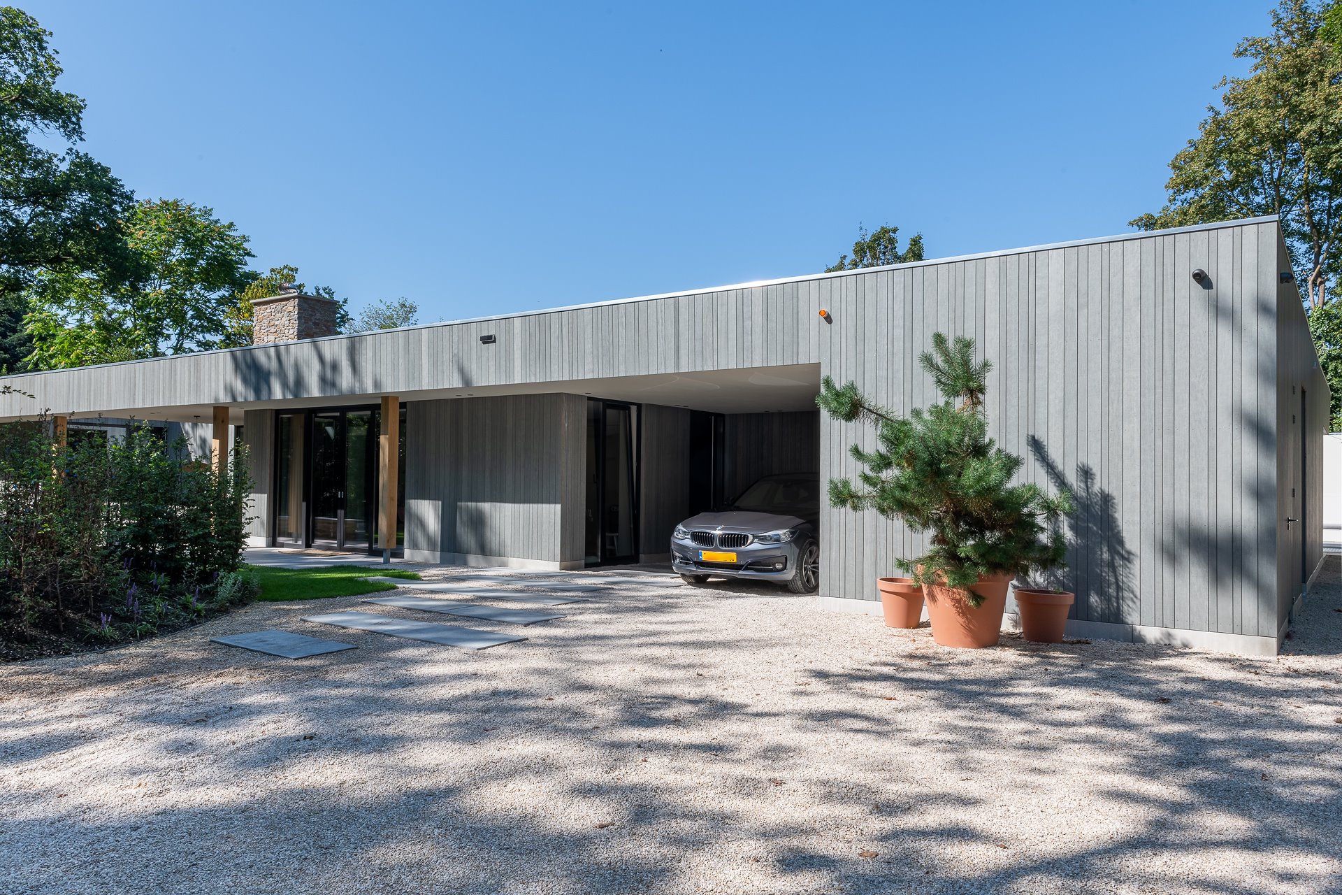 Gerenoveerde bungalow onder een alomvattend dak - architectenweb.nl