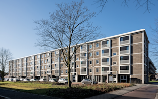 Amsterdamse wederopbouwarchitectuur door Temp.architecture circulair gerenoveerd